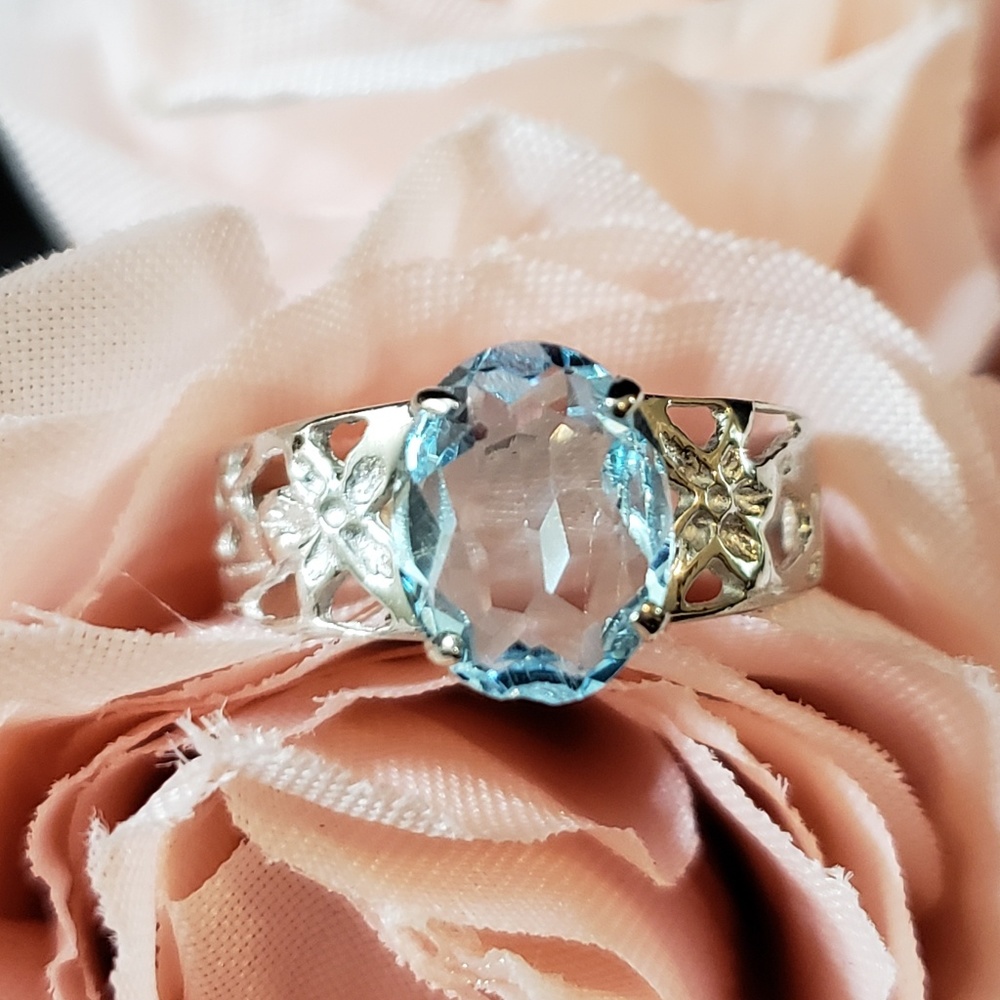 Lovely Solid 10kt Wt Gold & Swiss Blue Topaz